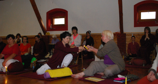 Rabokat, idősöket és betegeket tanítanak meditálni